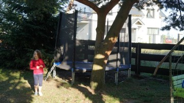 trampolina-na-podwórku